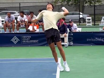 拜仁26／27赛季主场球衣谍照：红色基调搭配领口袖口金色线条